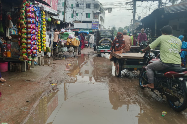 Waterlogging at Chilahati Intersection After Light Rain; Students and Pedestrians Face Severe Hardship