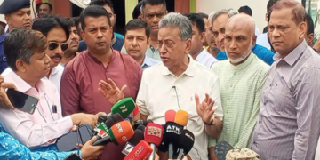 অর্থ ও পরিকল্পনা মন্ত্রী আমির খসরু মাহমুদ চৌধুরী আজ চট্টগ্রামে বন্যাদুর্গতদের মাঝে ত্রাণ বিতরণ করেছেন। ছবি সংগৃহীত