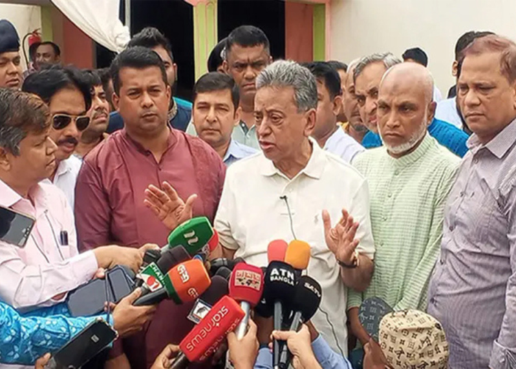 অর্থ ও পরিকল্পনা মন্ত্রী আমির খসরু মাহমুদ চৌধুরী আজ চট্টগ্রামে বন্যাদুর্গতদের মাঝে ত্রাণ বিতরণ করেছেন। ছবি সংগৃহীত