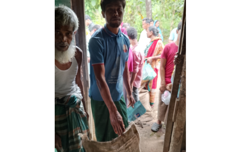 বন্যার মাঝেও স্বস্তি, রোয়াংছড়িতে ১০ টাকায় চাল পেয়ে খুশি হতদরিদ্র পরিবার