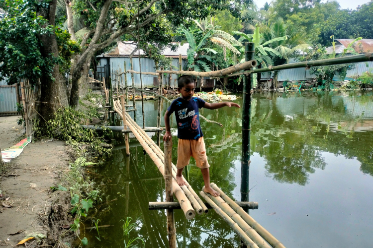 বৃষ্টিতে যাতায়াতে গ্রামবাসীর ভরসা সরু বাঁশের সাঁকো