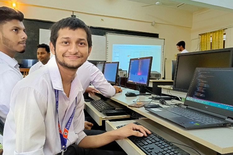 শারীরিক প্রতিবন্ধকতাকে জয় করে দক্ষ ডিপ্লোমা ইঞ্জিনিয়ার হওয়ার স্বপ্ন সিনহার
