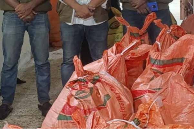 জলমহালের তীরে গুদাম থেকে ১৩ লাখ টাকার ভারতীয় ফুচকার চালান জব্দ