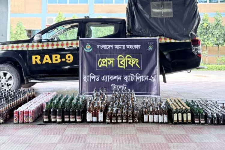 সিলেটে ৮৮২ বোতল বিদেশি মদসহ গ্রেপ্তার ২