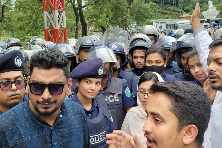 শ্রীমঙ্গলে পুলিশের ব্যারিকেড, হবিগঞ্জে এনসিপির নেতারা