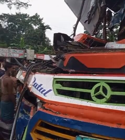 ঢাকা-বরিশাল মহাসড়কে বাস-ট্রাক-ভ্যান সংঘর্ষ, গুরুতর আহত ৩