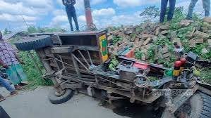 Van driver dies in road accident in Chuadanga