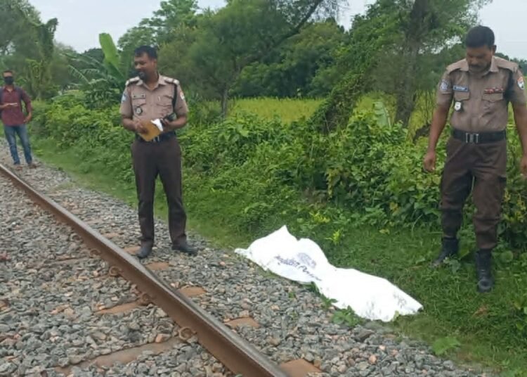 রাজবাড়ীতে ট্রেনে কাটা পড়ে অজ্ঞাত যুবকের মৃত্যু