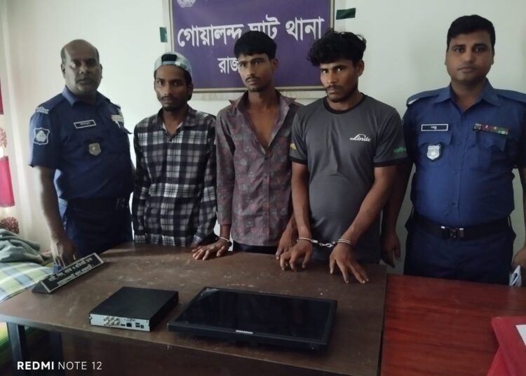 দৌলতদিয়া ভূমি অফিসে চুরি হওয়া কম্পিউটারের মনিটর সহ ৩ জন গ্রেপ্তার