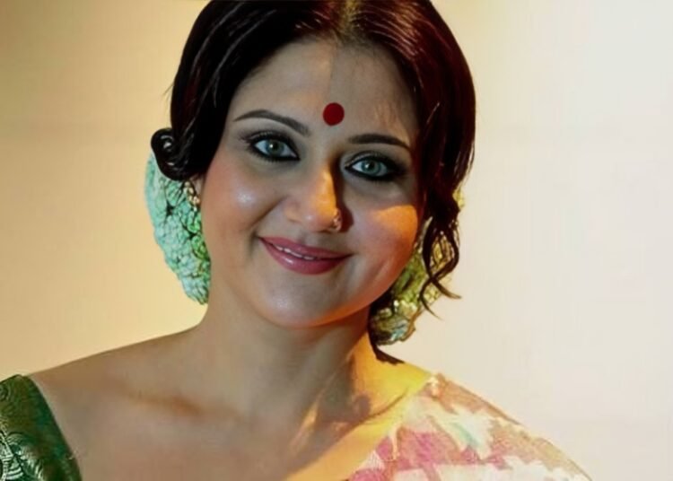 'দিদি নম্বর ১’ নতুন সঞ্চালক হিসেবে ট্রলের শিকার অভিনেত্রী স্বস্তিকা