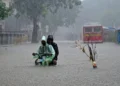 টানা ভারী বৃষ্টিতে প্লাবিত মুম্বাইয়ের রাস্তা। ছবি: বিবিসি