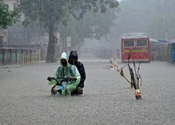 টানা ভারী বৃষ্টিতে প্লাবিত মুম্বাইয়ের রাস্তা। ছবি: বিবিসি