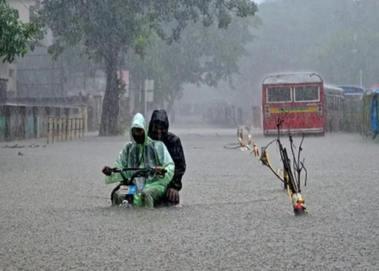 টানা ভারী বৃষ্টিতে প্লাবিত মুম্বাইয়ের রাস্তা। ছবি: বিবিসি