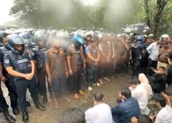 এবার এনসিপির গাড়িবহর 
আটকে দিল পুলিশ
