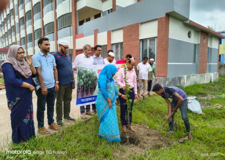 শ্যামনগর সরকারি মহসীন ডিগ্রী কলেজে বৃক্ষ রোপন কর্মসূচির উদ্বোধন