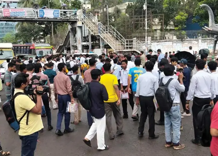 শিক্ষা মন্ত্রণালয়ের উদ্দেশে যাত্রা শুরু করেছে শিক্ষার্থীরা