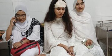 আদালতে আইনজীবীর মাথা ফাটালেন বিচারক