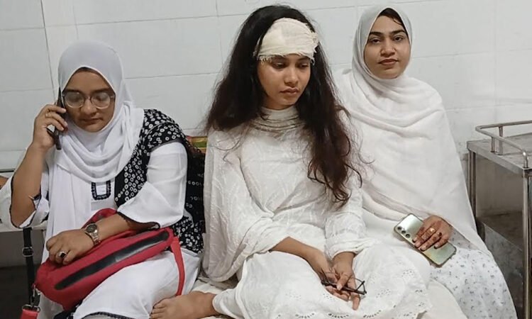 আদালতে আইনজীবীর মাথা ফাটালেন বিচারক