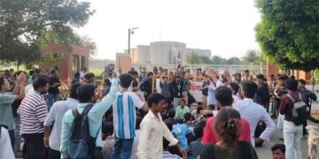 পুলিশের ব্যারিকেড ভেঙে সংসদ ভবনের সামনে এইচএসসি পরীক্ষার্থীরা
