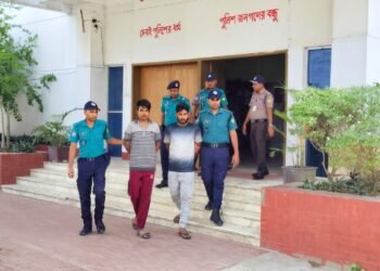 রাজশাহীতে যাত্রীবেশে ছিনতাই, মূল হোতাসহ দুইজন গ্রেপ্তার