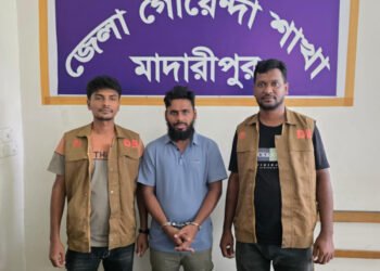 মাদারীপুরে ৩০ মামলার পলাতক আসামি গ্রেপ্তার, উদ্ধার ইয়াবা ও দেশিয় অস্ত্র