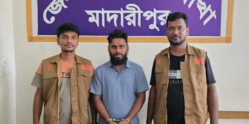 মাদারীপুরে ৩০ মামলার পলাতক আসামি গ্রেপ্তার, উদ্ধার ইয়াবা ও দেশিয় অস্ত্র