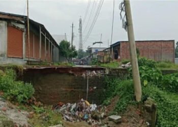সদরপুরে সড়ক ভাঙনে বিপর্যস্ত জনজীবন