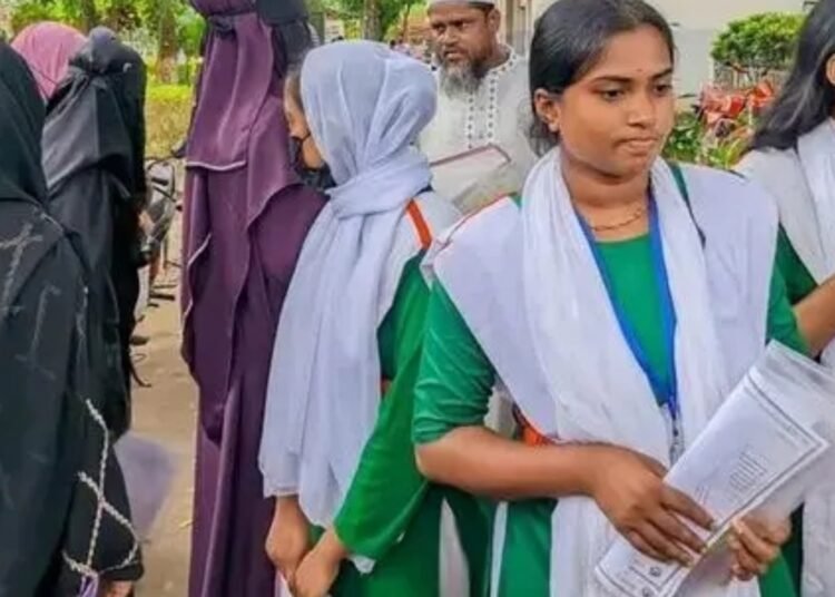 ইউএনওর হস্তক্ষেপে পরীক্ষায় বসলেন ৯ শিক্ষার্থী