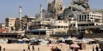 ইসরায়েলি বোমার মুখে ফিলিস্তিনিদের অলৌকিক বিজয়ের গল্প