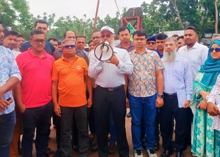 কাউখালীত সেতু নির্মাণ লক্ষ্যে নদী ও গাবখান চ্যানেল এলাকা পরিদর্শন করলেন সেতু সচিব