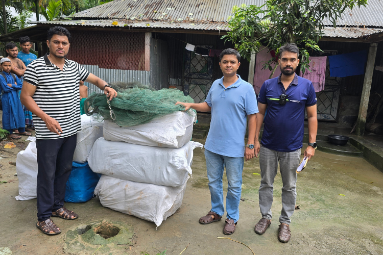কুড়িগ্রামে নিষিদ্ধ চায়না জালের গুদামে পুলিশের হানা, জব্দ ৪২টি জাল