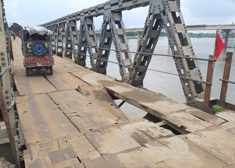 কুড়িগ্রামে সোনাহাট সেতুর পাটাতন ভেঙে যান চলাচল বন্ধ