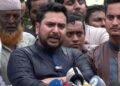 গণকবর জিয়ারত শেষে জাতীয় নাগরিক পার্টির আহ্বায়ক নাহিদ ইসলাম কথা বলেন। ছবি সংগৃহীত