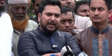 গণকবর জিয়ারত শেষে জাতীয় নাগরিক পার্টির আহ্বায়ক নাহিদ ইসলাম কথা বলেন। ছবি সংগৃহীত