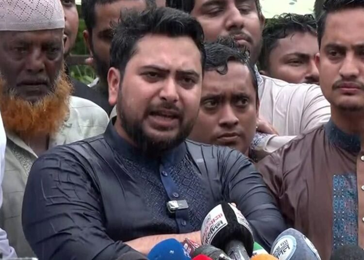 গণকবর জিয়ারত শেষে জাতীয় নাগরিক পার্টির আহ্বায়ক নাহিদ ইসলাম কথা বলেন। ছবি সংগৃহীত