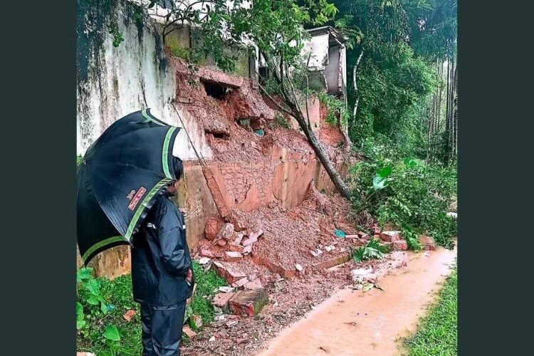 গোলাপগঞ্জে বসতঘর ঝুঁকিতে