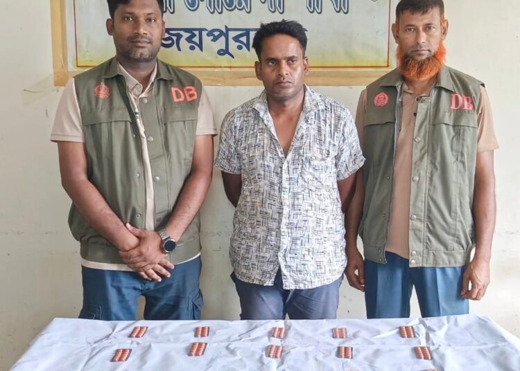 জয়পুরহাটের আক্কেলপুরে ট্যাপেন্টাডল ট্যাবলেটসহ ফার্মেসি ব্যবসায়ী গ্রেফতার