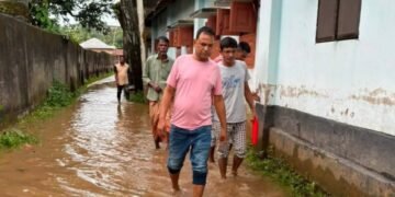 ঘোড়াঘাটে জলাবদ্ধ মানুষের পাশে মিলন, ব্যক্তিগত উদ্যোগে চলছে পানি নিষ্কাশন