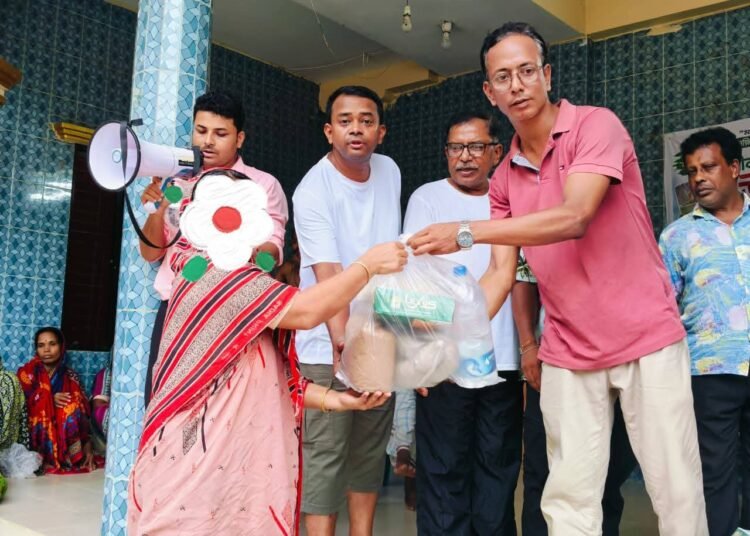 চট্টগ্রামের সাতকানিয়ায় বানভাসি মানুষের পাশে সীবলি ফাউন্ডেশন