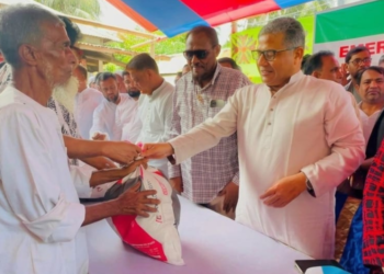 চরভদ্রাসনে দুস্তদের মাঝে সামগ্রী বিতরণে শহিদুল ইসলাম এমপি