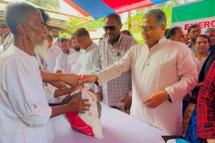 চরভদ্রাসনে দুস্তদের মাঝে সামগ্রী বিতরণে শহিদুল ইসলাম এমপি