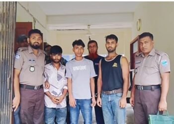 চরভদ্রাসনে মাদকসেবন অবস্থায় পুলিশ গ্রেফতার