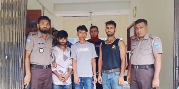 চরভদ্রাসনে মাদকসেবন অবস্থায় পুলিশ গ্রেফতার