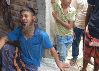 ছেলের মৃত্যুতে শোকে ভেঙে পড়েছেন বাকপ্রতিবন্ধী কিশোর মারুফের বাবা