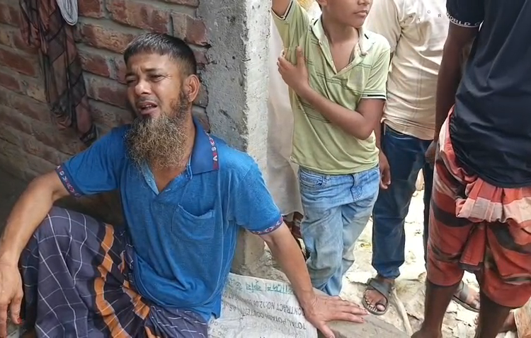 ছেলের মৃত্যুতে শোকে ভেঙে পড়েছেন বাকপ্রতিবন্ধী কিশোর মারুফের বাবা