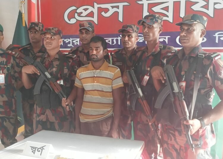 জয়পুরহাট সীমান্তে ১০টি স্বর্ণের বারসহ আটক ১