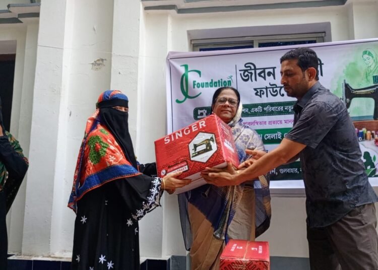 জীবন চৌধুরী ফাউন্ডেশনের উদ্যোগে সেলাই মেশিন বিতরণ করেন শাহানা জামান চৌধুরী।