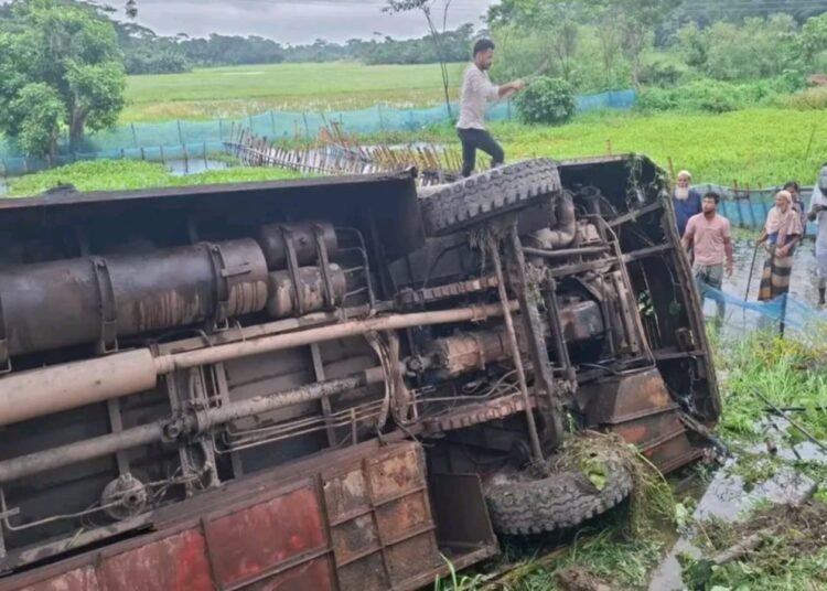 ঝালকাঠিতে যাত্রীবাহী বাস খাদে পরে সুপারভাইজার নিহত