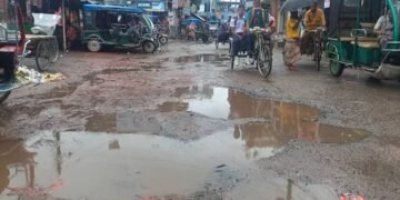 টাঙ্গাইলে সামান্য বৃষ্টিতেই জলাবদ্ধতা, চরম দুর্ভোগে পথচারীরা
