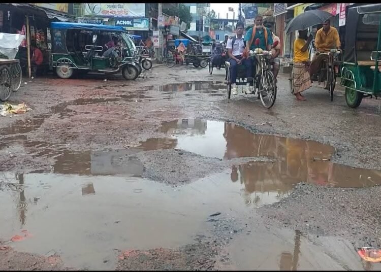 টাঙ্গাইলে সামান্য বৃষ্টিতেই জলাবদ্ধতা, চরম দুর্ভোগে পথচারীরা